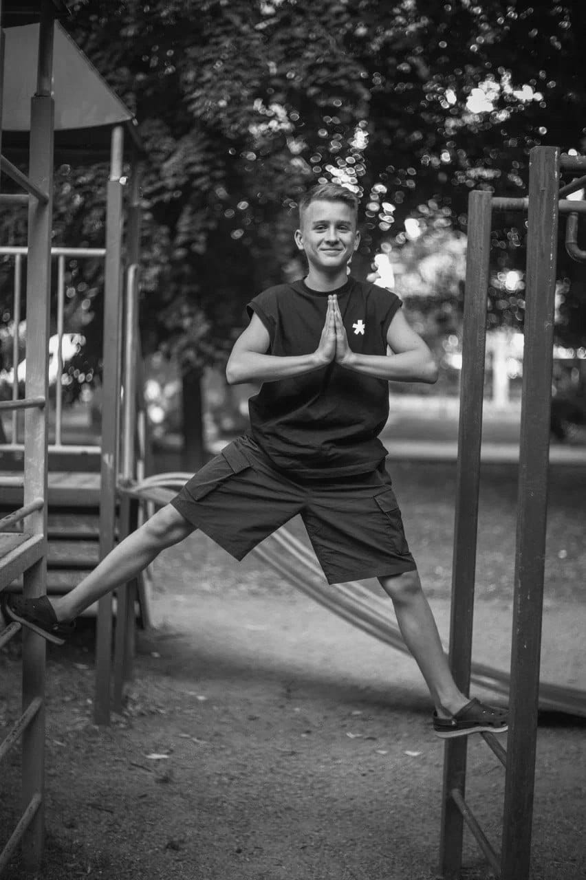 Марсель Грама на спортплощадке: шпагат между двумя брусьями